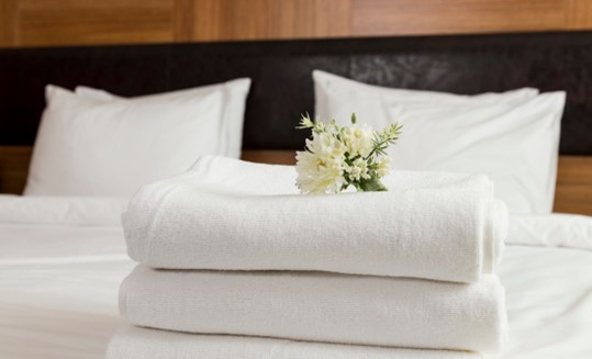 เสื้อคลุมอาบน้ํา โรงแรม, ชุดเครื่องนอนโรงแรม